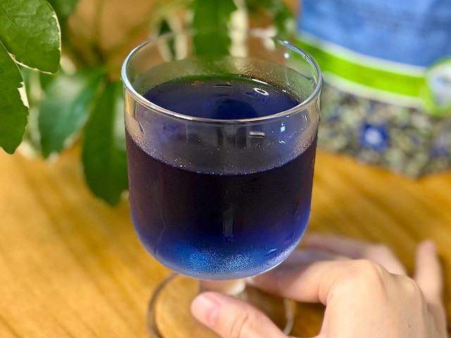 筆者は水出ししてアイスでいただいてみました。鮮やかなブルーが徐々にあらわれます