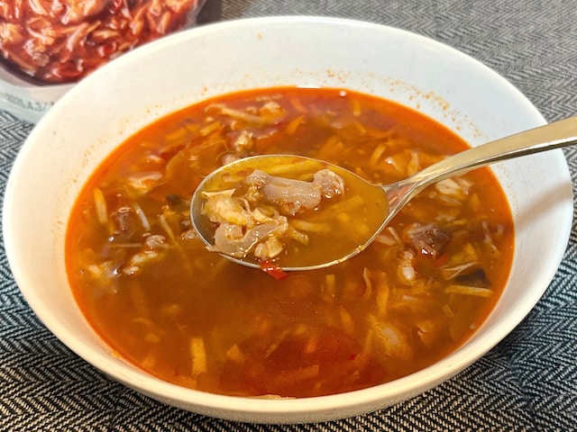 ピリリとくる辛さは、辛党の人も納得のやみつきになるおいしさです。牛すじのコリコリ食感も美味!