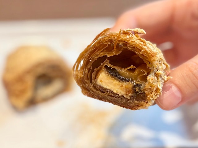 きなこホワイトチョコレートが濃厚で、黒みつクリームもたっぷり。和の味わいを楽しめる限定クロワッサンです