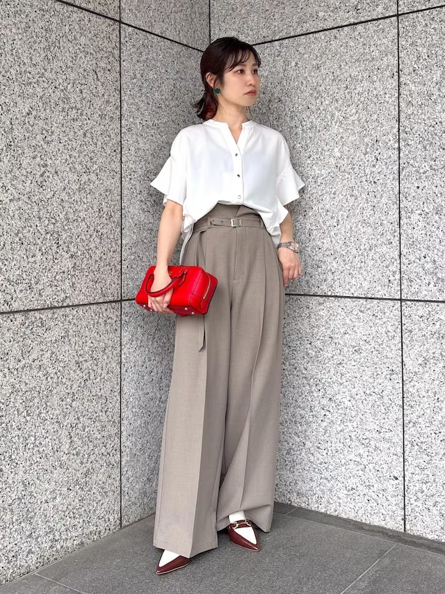 【OKコーデ】首もとの開いたきれいめな白トップスは重宝します　出典：WEAR