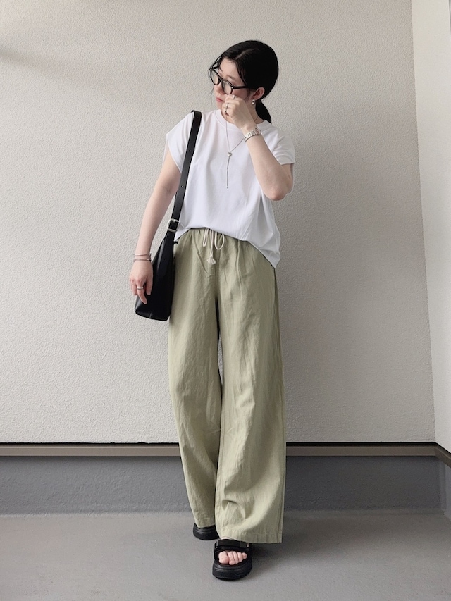 涼しげなベージュのパンツを合わせて爽やかに 出典:StyleHint