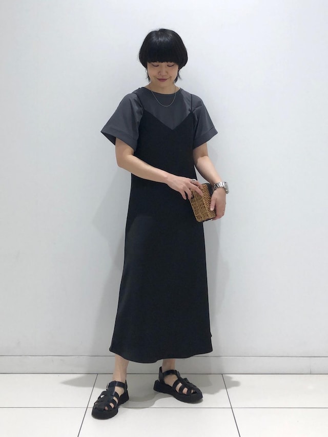 ダークカラーのトップスと合わせるとシックな印象に 出典:StyleHint