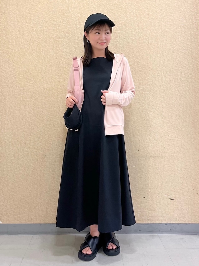 キャップやパーカなどスポーティーなアイテムをプラスしてアクティブに 出典:StyleHint