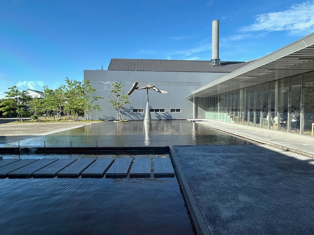 展示鑑賞の合間に中庭の水盤を見て癒される