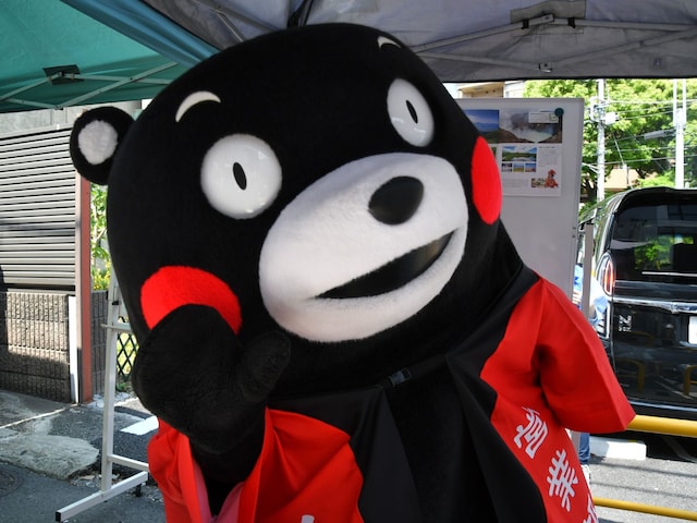 愛嬌をふりまくくまモン＝5月4日、東京都港区