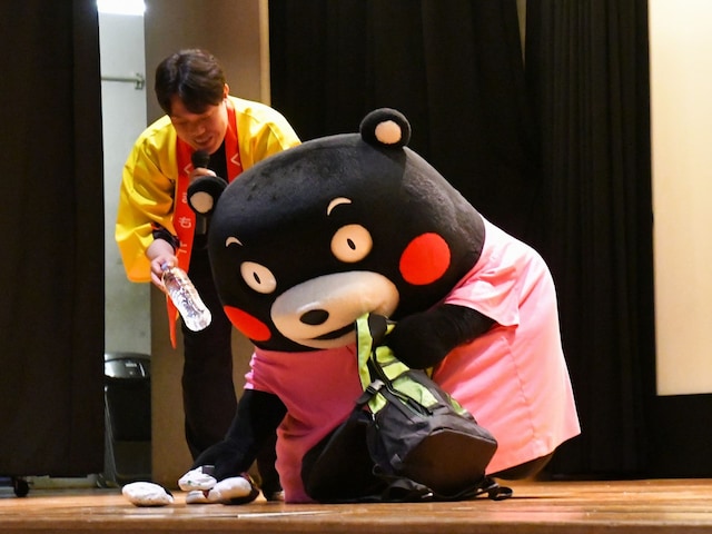 おにぎりはすぐに食べないと……＝5月11日、東京都豊島区
