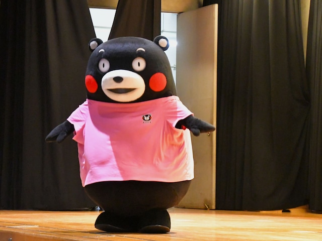 ピンクが似合うくまモン＝5月11日、東京都豊島区