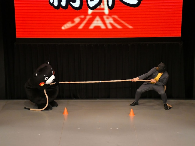 へっぴり腰で劣勢くまモン＝5月17日、東京都渋谷区