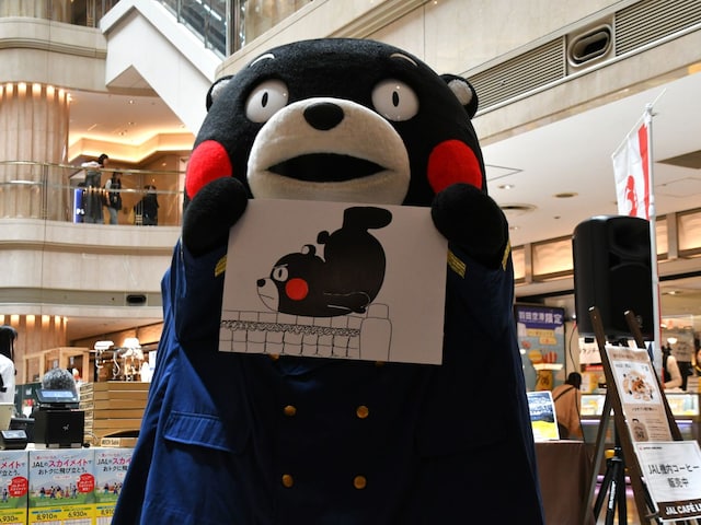 えびぞりシャチモン＝5月24日、東京都大田区