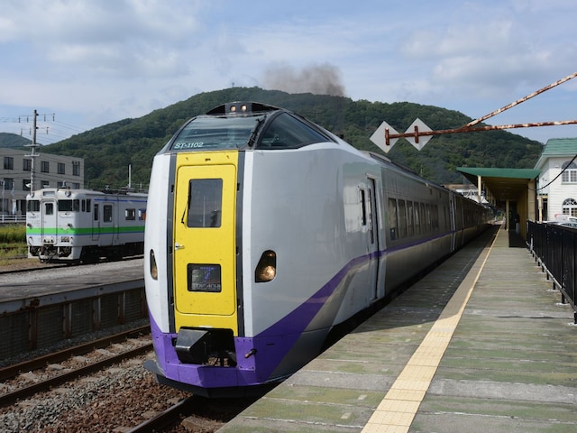 新得駅に到着した特急列車