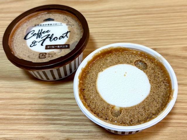コーヒー味のかき氷とバニラアイスを同時に楽しめる、ぜいたく感!