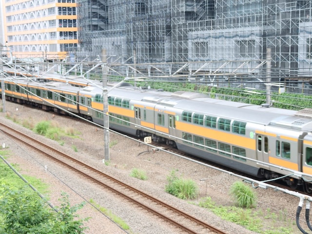 普通(快速)列車に連結された2階建てグリーン車