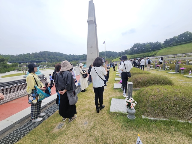 国立5.18民主墓地には、登場人物のモデルになった少年の墓碑がある