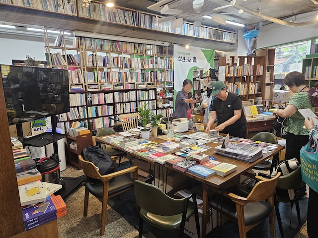 独立書店「少年の書」。書棚の一角には民主化関連書籍を扱うコーナーがある