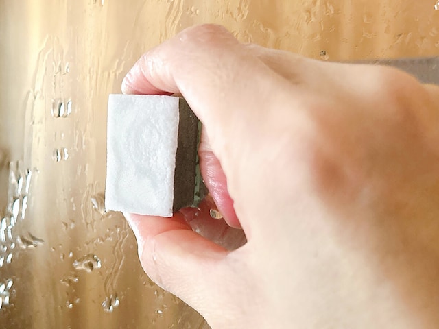 やさしい力で一定方向に磨いていきます