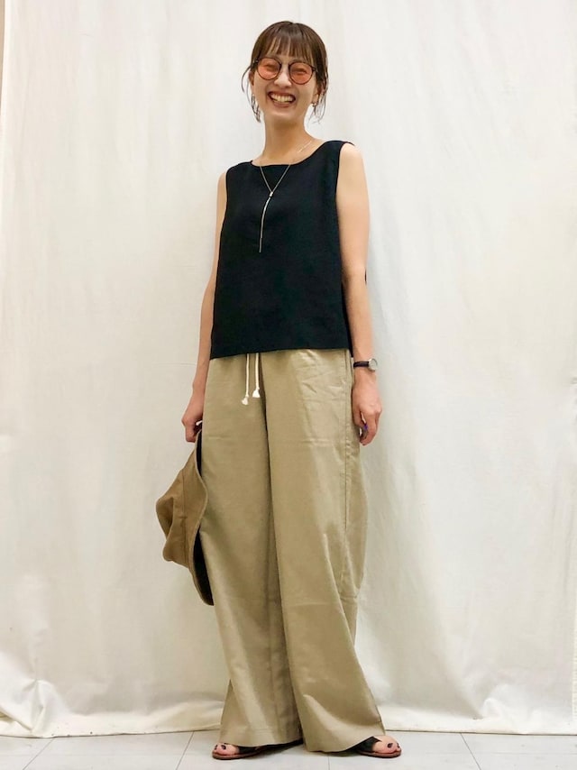 ウエストは「ゴム&ひも」のイージーパンツ仕様で楽ちん 出典:StyleHint