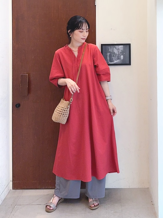 赤のワンピースにグレーのパンツをレイヤード 出典:WEAR
