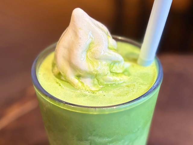 暑い日にピッタリのひんやりドリンク。宇治抹茶の苦味とソフトクリームの相性が抜群です