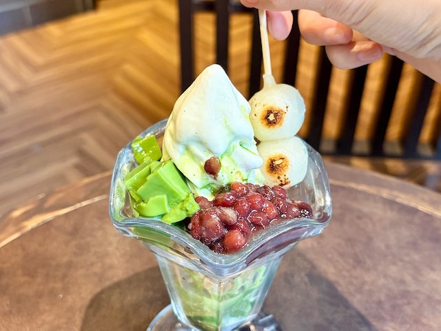 お団子を、あずきやソフトクリームにディップして食べると絶品!