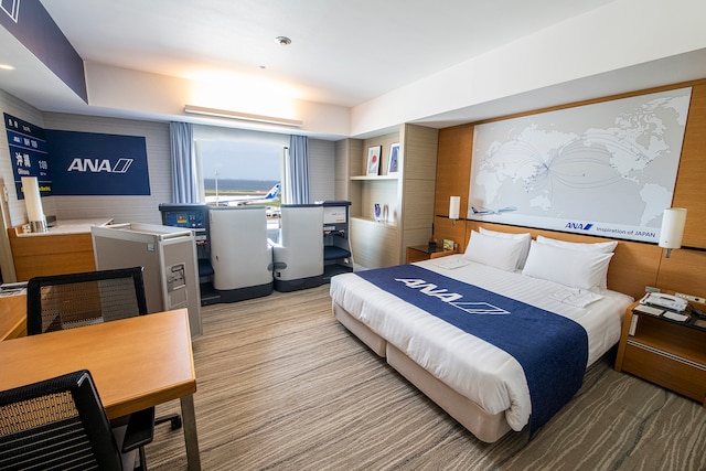 プレミアフライヤーズダブル「ANA ROOM」。ベッドは180cm幅のキングサイズなので2人でもゆったり