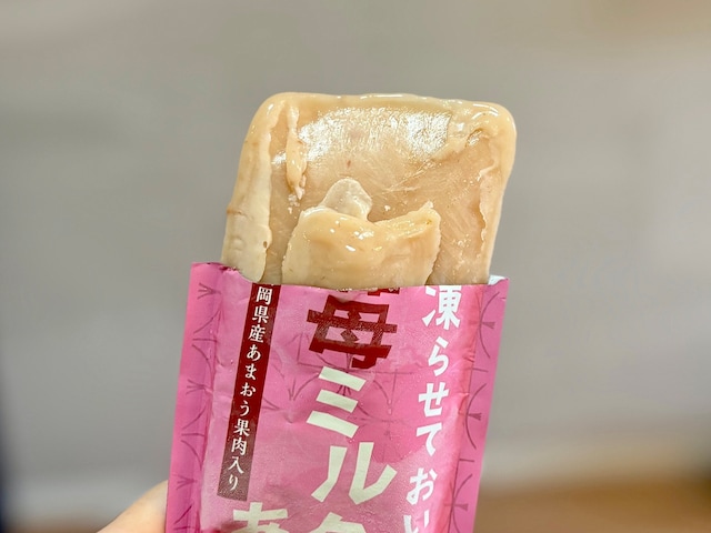 約8時間凍らせれば出来上がり! 袋から押し出すと、つるんと出てきます