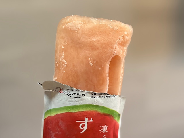 片手で食べられる食べやすさもうれしい！ すいかのジューシーな甘さを感じます