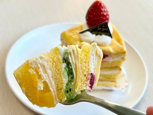 3種類のフルーツの味わいを一度に堪能できます。クレープとスポンジの2種類の食感も相まって絶品！
