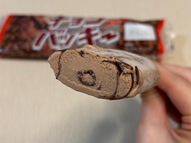 中に入っているスイートチョコがチョコバッキーの醍醐味！ バキッと食感とチョコのおいしさがたまりません