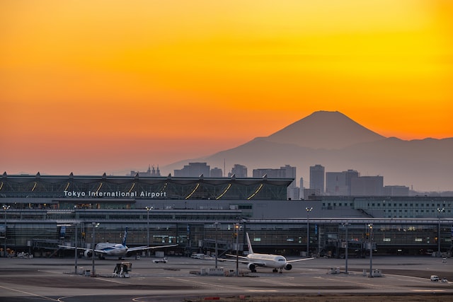 第1ターミナルから見える夕方の富士山と飛行機