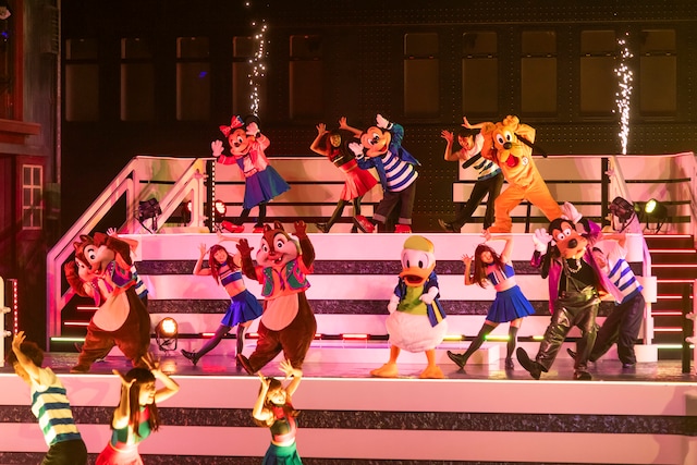 おなじみのダンスでステージも会場も大盛り上がり
