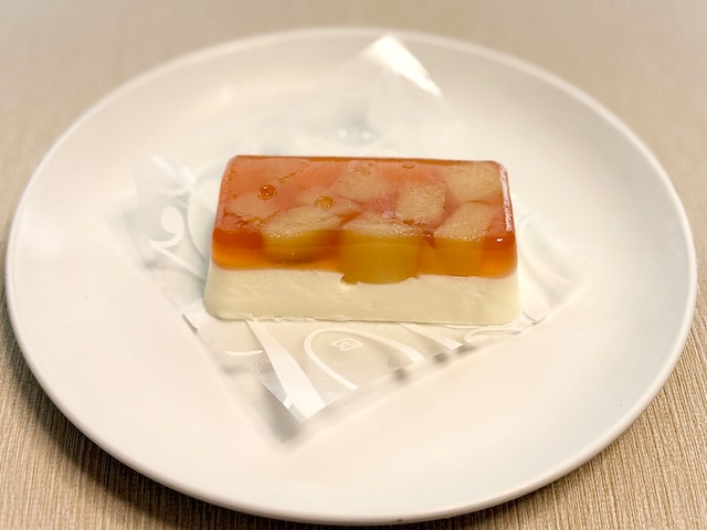 「桃のレアチーズケーキ」279円(税込)