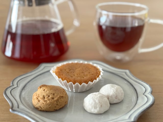 すっきりとした後味の緑茶やほうじ茶とも、相性がよさそう