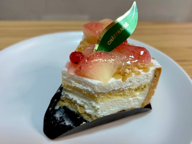 完熟桃がぜいたくにのったタルトは、自分へのご褒美に食べたい!