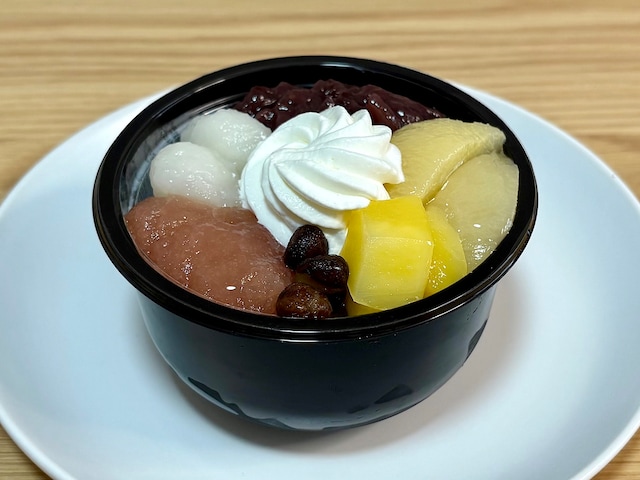 「和涼白桃クリームあんみつ」378円(税込)