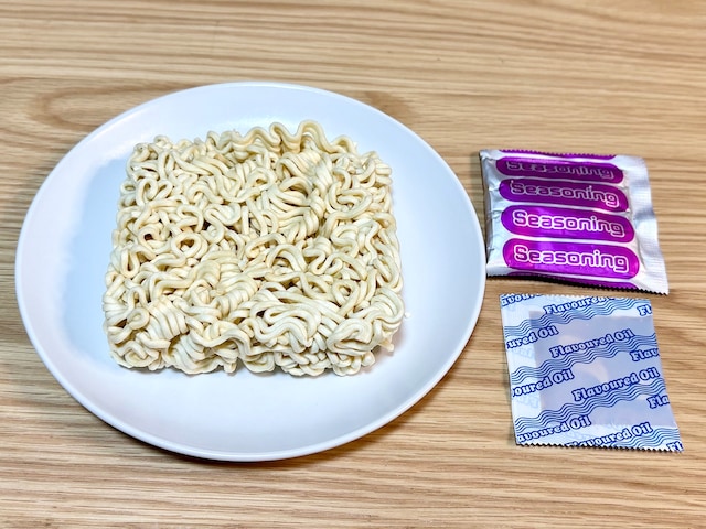 袋の中には、乾麺と粉末スープと調味油の3点が入っています