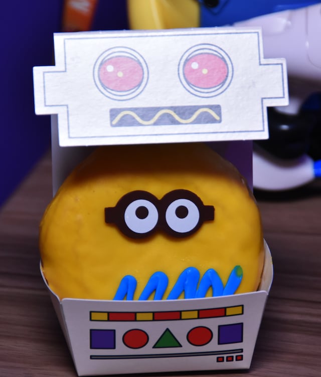 『怪盗グルーのミニオン大脱走』に登場する、ロボットのクライヴをモチーフにしたミニオン・ドーナツ ～バナナクリーム～ 850円