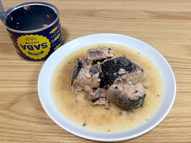 缶からお皿にあけてみました！ 大きなさばの身がたっぷりと入っています
