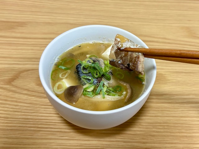いつものお味噌汁に、さばのうまみが加わることで味わい深くなります！