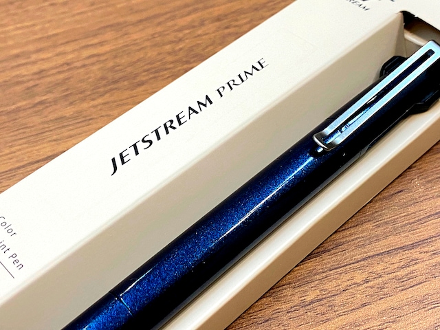 「ジェットストリーム プライム 回転繰り出し式シングル」のパッケージ。写真では分かりにくいかもしれないが、文字の部分がエンボス加工になっていてプレートのように浮き上がっている。細かい部分までデザインされているのだ