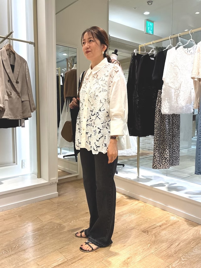 羽織りにもなるレースシャツは、着まわし力が高め　出典：WEAR