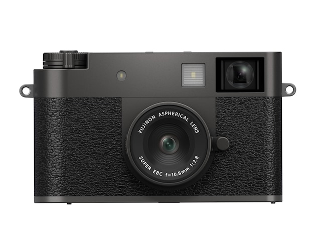 富士フイルム「X half」11万8800円（税込）。W105.8×H64.3×D45.8mm、約240g（バッテリー・メモリーカード含む）。本体カラーは写真のブラックのほか、シルバーとチャコールシルバーがある。裏面照射型1インチセンサー、レンズは35mm判換算で32mm相当
