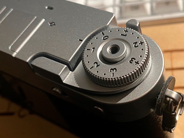 写真を1枚撮った後、このフレーム切り替えレバーを動かして、もう一度シャッターを切ると、前の写真と、今撮った写真が2枚1組の写真として保存される。すでに撮った写真とこれから撮る写真を組み合わせることも可能