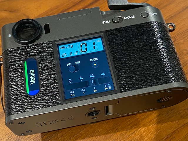 フィルムカメラモードにすると、背面のモニターは枚数などシンプルな情報のみが表示されるようになり、最初に決めたフィルムで、決めた枚数を撮り切って、アプリに読み込ませないと撮った写真を確認できない
