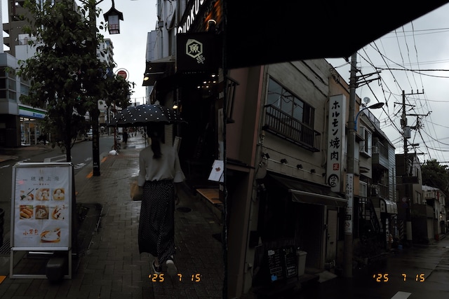 フィルムシミュレーション「CLASSIC Neg.（クラシックネガ）」で撮った雨の神楽坂。コンパクトなので傘をさしていても片手で撮影できるのがうれしい
