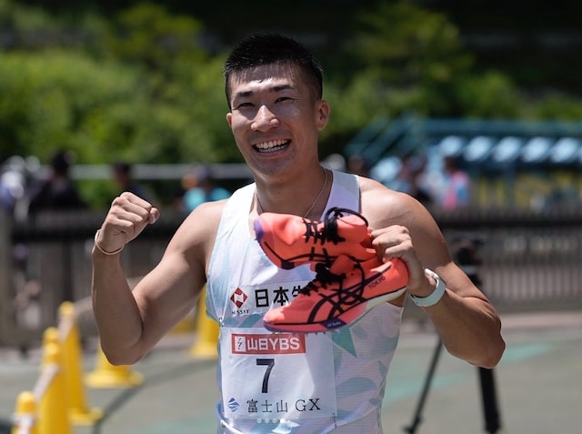 桐生選手が履いているasicsの赤い厚底シューズは「METASPEED SP 2」 ※画像：桐生選手 Instagram