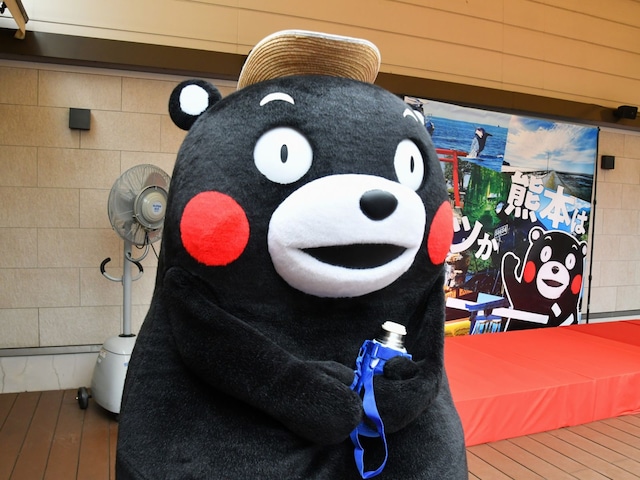 麦わら帽子をかぶる（？）くまモン＝8月9日、東京都中央区