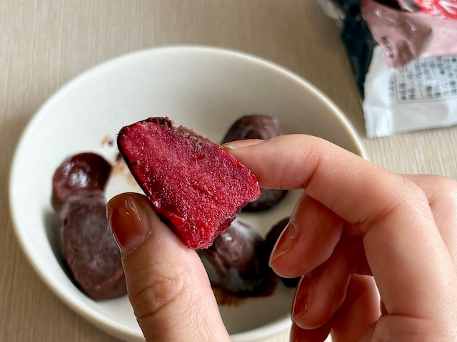 パリパリの薄いチョコ×甘酸っぱいいちごが相性抜群!