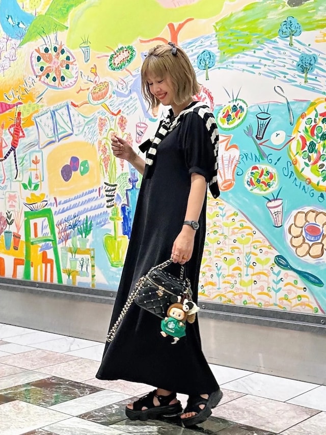 黒いパフスリーブワンピースのポイントにも 出典:WEAR
