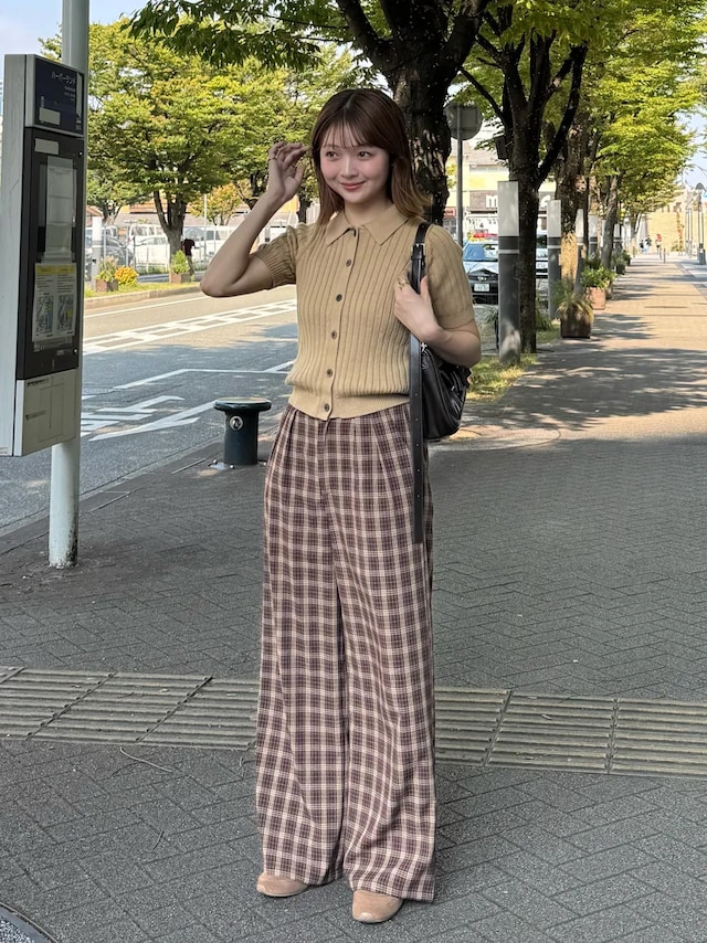 ベージュのリブポロカーディガンに、チェックの組み合わせが◎　出典：WEAR