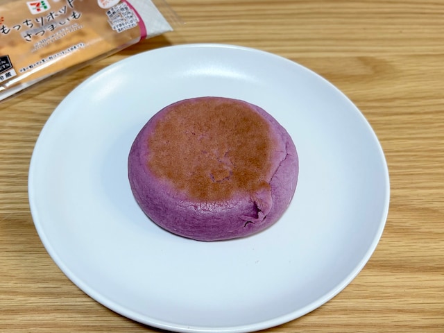 韓国で食べるホットクと比べると、生地が厚めでずっしりしています